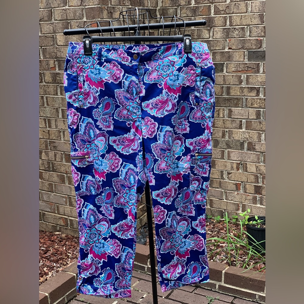 Chico’s Comfort Waist Luxe Utility Outline Floral Crops - Picture 4 of 8